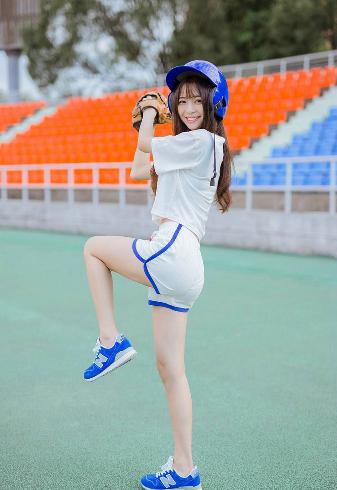 年轻漂亮的女士护士内衣